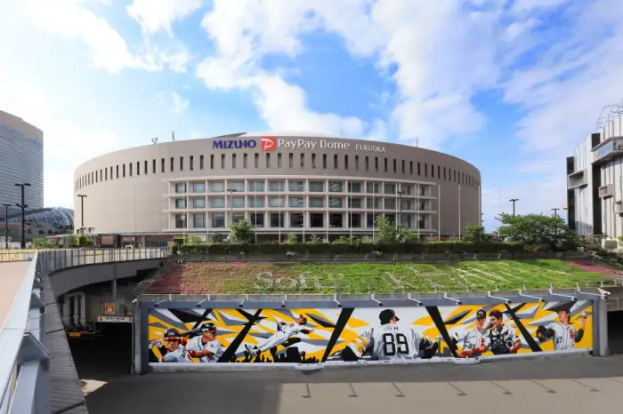 福岡に新たな観光提案が登場。みずほペイペイドームでは、野球観戦とE・ZOエンターテイメントを一度に楽しめる。