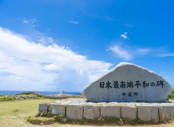 日本の喧騒から離れて、夏の休暇を過ごしたいですか？美しい海の景色が楽しめる、リラックスしてくつろげる、人里離れた島々を10ヶ所ご紹介します。