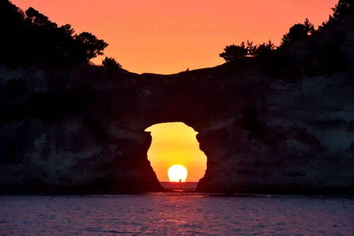 日本の喧騒から離れて、夏の休暇を過ごしたいですか？美しい海の景色が楽しめる、リラックスしてくつろげる、人里離れた島々を10ヶ所ご紹介します。