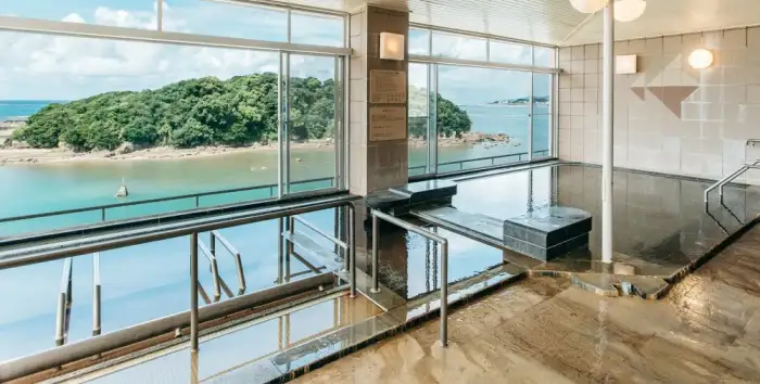 【和歌山の宿泊施設】「亀のいホテル紀伊田辺」は、息を呑むような海の景色と海を見下ろす鳥居が自慢で、熊野古道巡礼の出発点として最適です。