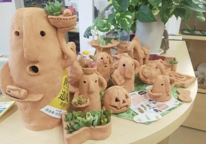 大阪市羽曳野市にある「大倉屋」では、参加者が自分だけのオリジナル埴輪を作れる、ユニークな埴輪DIY体験ができます。