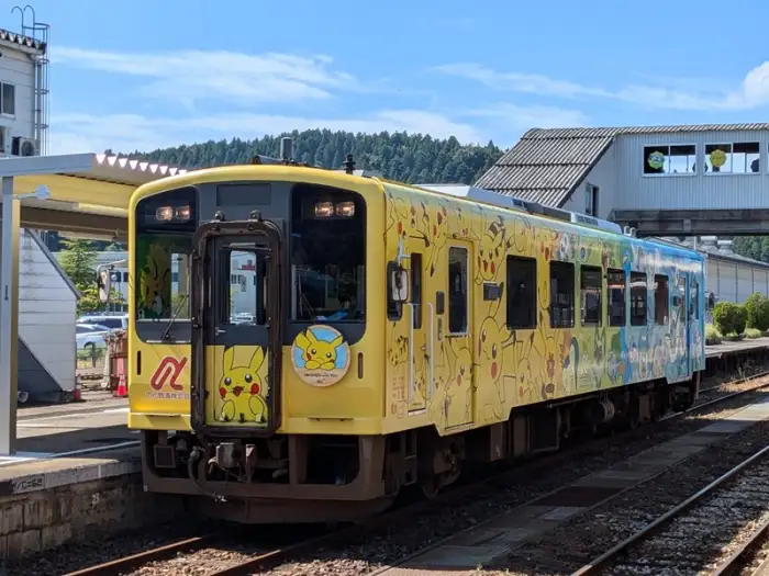 石川県能登半島がポケモンの楽園に大変身！ポケリッドが登場し、ポケモンと一緒に温泉に足を浸したり、ピカチュウ列車に乗って能登半島を探索したりできます。