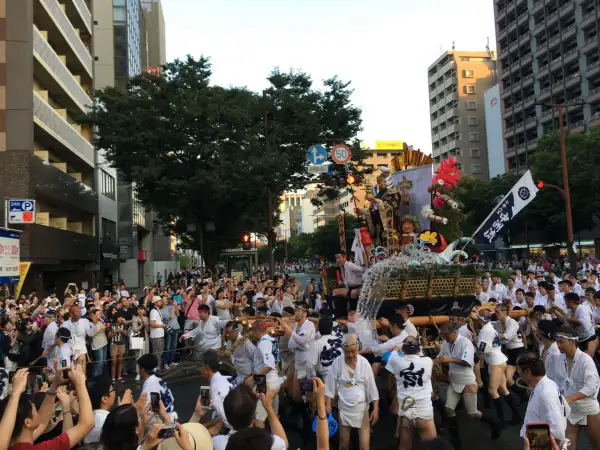 7月に九州で絶対に見ておきたいお祭り：福岡博多山笠祇園祭！夏の尻祭り？