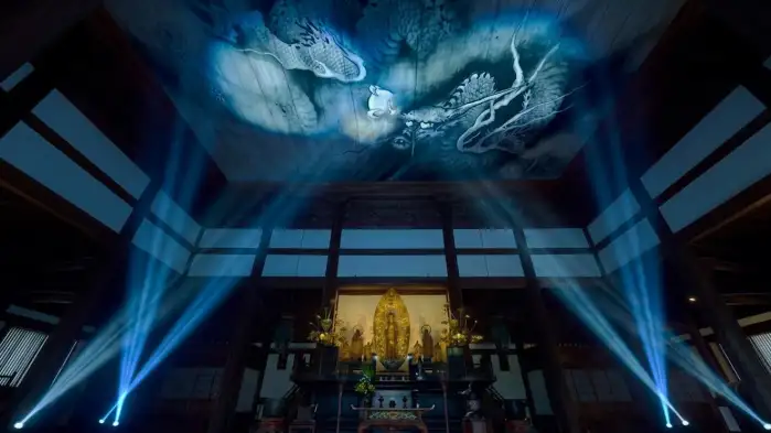 京都の東福寺で「ZEN NIGHT」が開催されます！千枚の緑の紅葉と雲海、そして光に包まれた中で、心安らぐサウンドアートの夜をご体験ください。