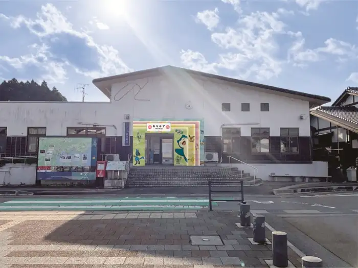 石川県能登半島がポケモンの楽園に大変身！ポケリッドが登場し、ポケモンと一緒に温泉に足を浸したり、ピカチュウ列車に乗って能登半島を探索したりできます。