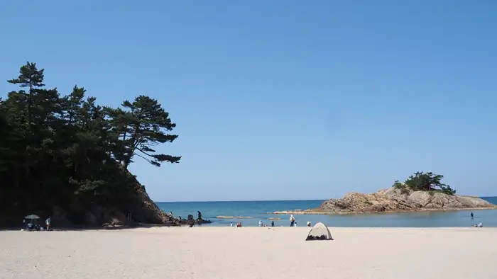 この夏、日本でウォータースポーツを楽しむならどこへ行こう？透き通った海、白い砂浜、美しい夕日、そして人里離れた無人島など、夢のようなビーチ10選をご紹介！ぜひこのリストをブックマークしてください！