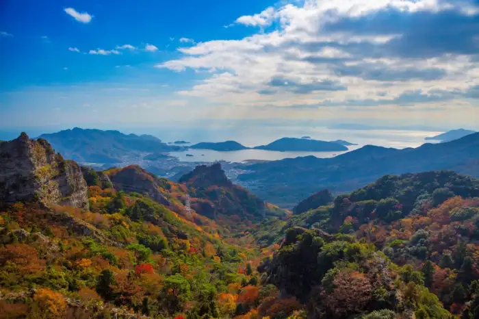 日本の喧騒から離れて、夏の休暇を過ごしたいですか？美しい海の景色が楽しめる、リラックスしてくつろげる、人里離れた島々を10ヶ所ご紹介します。